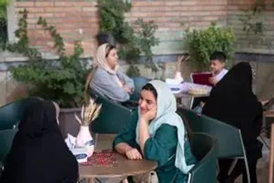 زنان چادری در کافه ها؛ دعوا بر سر پوشش است یا تصاحب فضاهای عمومی؟