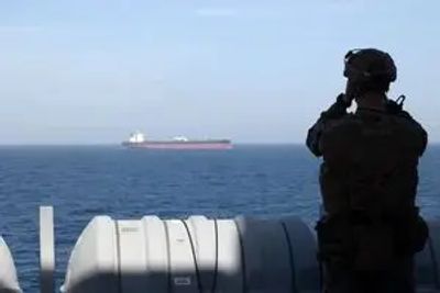 فرماندهی مرکزی آمریکا: یک نفتکش مرتبط با ایران را متوقف کردیم/ ویدئوی سنتکام از هدف قرار دادن نفتکش Marivex در خلیج عمان