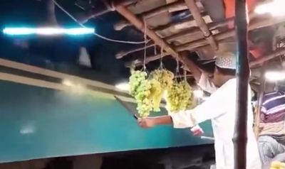 ببینید | اقدام هوشمندانه دست‌فروش هنگام عبور قطار برای پیشگیری از سرقت توسط مسافران!