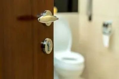 عوارض خطرناک نگه داشتن مدفوع