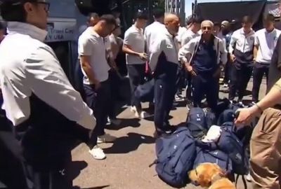 ببینید | اقدام توهین‌آمیز نیروهای امنیتی در آمریکا؛ استقبال از تیم ملی ازبکستان با سگ موادیاب