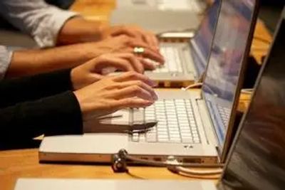 اینترنت ایران همچنان با محدودیت دست و پنجه نرم می‌کند
