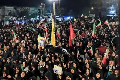 تذکر پلاکاردی به دولت و قوه قضائیه در تجمع شبانه