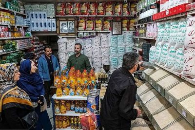 یک منبع: پرداخت کالابرگ حتی پیش از افزایش، با حدود ۱۴ همت ناترازی ماهانه روبه‌رو است/ اگر این افزایش با خلق پول همراه باشد، ممکن است چند ماه بعد اثر آن در قالب تورم جدید ظاهر شود/ دولت به‌دنبال تأمین منابع از محل کاهش برخی هزینه‌های داخلی و اولویت‌بندی بودجه‌ای است