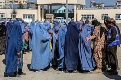 زنان در هرات در خطر دستگیری قرار گرفتند؛ برقع اجباری می‌شود؟ / بازگشت زنان افغانستان به 3 دهه پیش