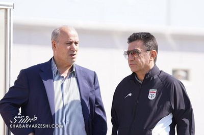آقای قلعه‌نویی بلد نیستی لباس بپوشی لااقل گرمکن تنت کن/ با تیم ملی از زندانی‌ها بدتر رفتار می‌شود