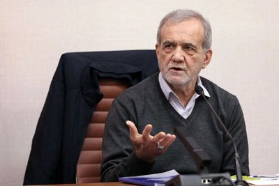 پزشکیان: تمام ادعا‌های کشور‌های غربی درباره بمب اتم، صرفاً بهانه‌ای برای تسلیم کردن ما، قحطی و فروپاشی اقتصاد کشور بود/ آثار تحریم‌ها بر اقتصاد کشور قابل انکار نیست؛ دولت نیز با جدیت در مسیر خنثی‌سازی آن‌ها حرکت می‌کند/ بنده شکست را نخواهم پذیرفت