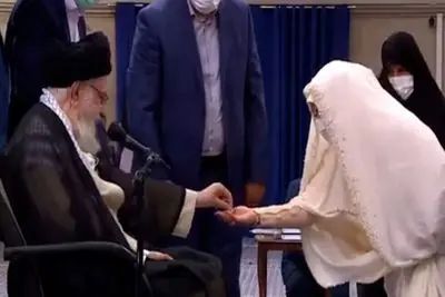 فیلم / چرا رهبری شهید از مادر عروس خواست روسری اش را عوض کند ؟! / مراسم عقد باشکوه با حضور آیت الله خامنه ای را ببینید